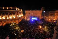 Piazza Amendola stracolma di gente