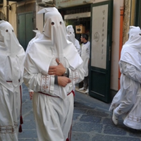 La processione degli incappucciati in Costiera Amalfitana