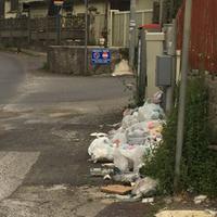 Un cumulo di rifiuti abbanadonato sulla strada