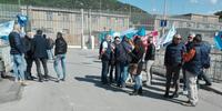 La protesta davanti al carcere di Fuorni