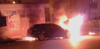 L'auto in fiamme in via Filangieri