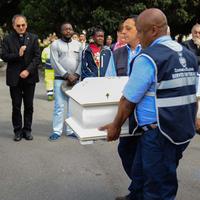 I funerali del piccolo migrante niogeriano al cimitero di Salerno (foto di Massimo Pica)