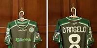 La maglia numero 8 del capitano dell'Avellino D'Angelo