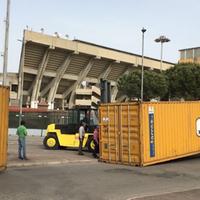 Le operazioni di installazione dei container allo stadio Arechi (foto di Massimo Pica)