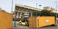 Le operazioni di installazione dei container allo stadio Arechi (foto di Massimo Pica)