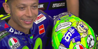 Valentino Rossi con il nuovo casco dedicato a Totti