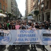 Un corteo di protesta contro le Fonderie PIsano