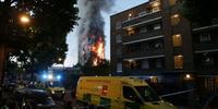 L'edificio in fiamme a Londra