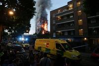 L'edificio in fiamme a Londra