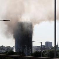 Il grattacielo londinese in fiamme questa mattina