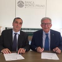 Il direttore generale della Banca Monte Pruno, Michele Albanese, e il presidente dell’Associazione flautisti italiani, il maestro Salvatore Lombardi