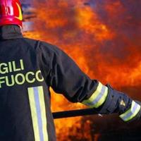 Vigili del fuoco in azione su un incendio