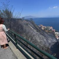 Bruciata la collina di Posillipo a Napoli