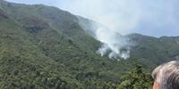 L'incendio che sta bruciando la montagna nei pressi di Campagna