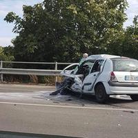 Distrutta l'auto guidata da Calabria