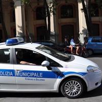 Una pattuglia della polizia municipale di Salerno