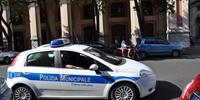 Una pattuglia della polizia municipale di Salerno