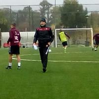 Colantuono mentre dirige il primo allenamento della Salernitana