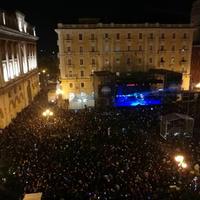 Piazza Amendola ieri sera (foto fan page ufficiale Comune di Salerno)