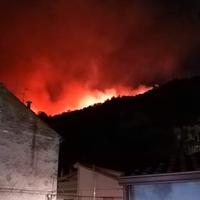 Incendio a Polla. (La foto è di Giovanni Calabrò)