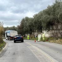 EBOLI- Operai del verde pubblico lungo la strada provinciale con le voragini