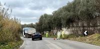 EBOLI- Operai del verde pubblico lungo la strada provinciale con le voragini