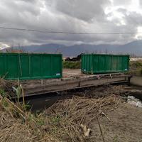 Il ponte abusivo che ostruisce l'alveo del fiume Sarno