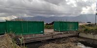 Il ponte abusivo che ostruisce l'alveo del fiume Sarno