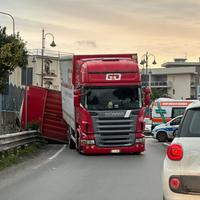 Il camion che ha mandato in tilt il traffico nella zona del Mercato ortofrutticolo a Pagani