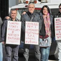 I dipendenti della Multiservizi durante una protesta all’ingresso posteriore del Comune di Eboli