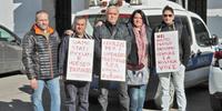 I dipendenti della Multiservizi durante una protesta all’ingresso posteriore del Comune di Eboli