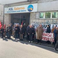 La protesta della Cgil dinanzi all'Asl Salerno