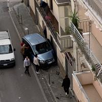 L'auto che si è schiantata contro la saracinesca di un negozio in via Pio XII a Eboli