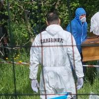 I carabinieri sul luogo del ritrovamento del cadavere