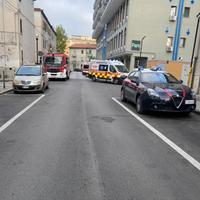 Carabinieri, vigili del fuoco e medici del 118 in via Buozzi