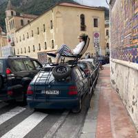 Il turista che ha scelto di adottare la teoria zen nel traffico della Statale Amalfitana