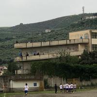 I genitori sulla scala anticendio del liceo Scientifico a seguire la partita dei figli al campo 