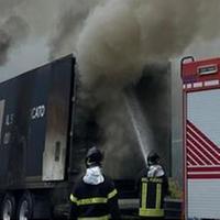 Il camion incendiato sulla Cilentana