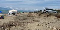 Bidoni e rifiuti sulle spiagge comunali