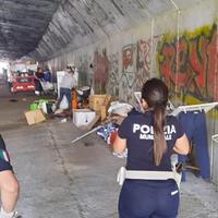 La polizia municipale in azione questa mattina presso l'accampamento abusivo in via Eugenio Caterina