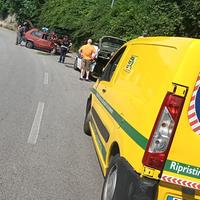 L'auto dopo essersi schiantata contro il muro a Fratte