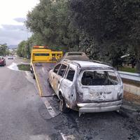 L'auto che si è incendiata tra Villammare e Sapri