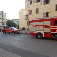 Vigili del fuoco e carabinieri al rione Paterno per l'incendio nelle palazzine popolari