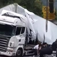 Il camion che si è ribaltato lungo la Mingardina