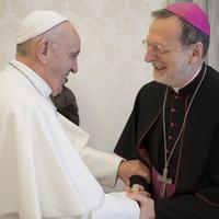 Papa Francesco con monsignor Claudio  Gugerotti vescovo di Ravello e neo cardinale