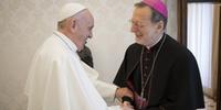 Papa Francesco con monsignor Claudio  Gugerotti vescovo di Ravello e neo cardinale