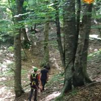 Gli uomini del Soccorso Alpino Speleologico alla ricerca del cercatore di funghi disperso sul monte Polveracchio