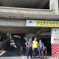 Alcuni parcheggiatori al multipiano comunale accanto all'ospedale