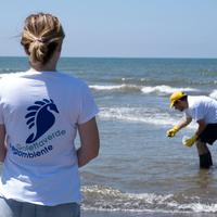 Una fase dei campionamenti sulle coste salernitane di Goletta Verde