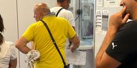 Pazienti in fila al Pronto soccorso, a destra il vetro rotto